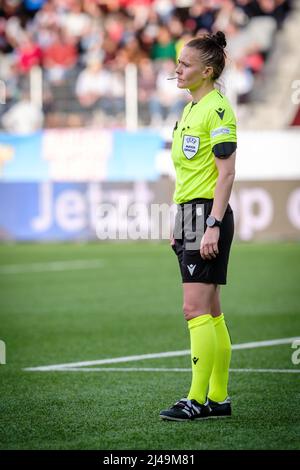 Thun, Schweiz. 12. April 2022. Schiedsrichterin Rebecca Welch gesehen während der Frauen-WM-Qualifikation zwischen der Schweiz und Italien in der Arena Thun in Thun. (Foto: Gonzales Photo/Alamy Live News Stockfoto