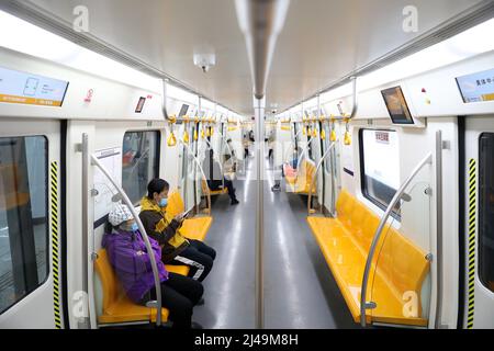 Shenyang, Chinas Provinz Liaoning. 13. April 2022. Bürger nehmen die U-Bahn in Shenyang, nordöstlich der chinesischen Provinz Liaoning, 13. April 2022. Die öffentlichen Verkehrsmittel, darunter Busse, U-Bahnen und Straßenbahnen, würden seit Mittwoch auf einigen Strecken in Shenyang wieder in Betrieb gehen. Quelle: Yao Jianfeng/Xinhua/Alamy Live News Stockfoto