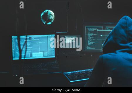 Cyber-kriminelle Hacking-System auf Monitoren, Hacker greifen Web-Server in dunklen Raum am Computer mit Monitoren senden Virus mit E-Mail-Schwachstelle Stockfoto