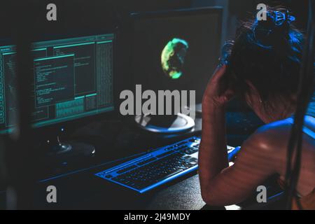 Reife und müde Geschäftsfrau, die bis in die Nacht am Computer arbeitet. Porträt einer zwanglosen gestressten Dame mit Kopfschmerzen am Schreibtisch. Erschöpfte Geschäftsfrau Stockfoto
