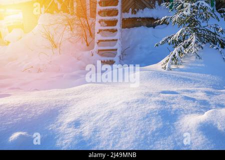 Holztreppen im Schnee. Ein sonniger Wintertag. Stockfoto