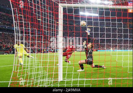 Samuel Chukwueze, FC Villarreal Nr.11 punktet, schießt Tor, Treffer, Torschuss, 1-1 gegen Manuel NEUER, Torwart FCB 1 , Alphonso DAVIES, FCB 19 im Spiel FC BAYERN MÜNCHEN - FC VILLARREAL 1-1 der Fußball UEFA Champions League, Viertelfinale in der Saison 2021/2022 in München, 12. April 2022. Viertelfinale, FCB © Peter Schatz / Alamy Live News Stockfoto