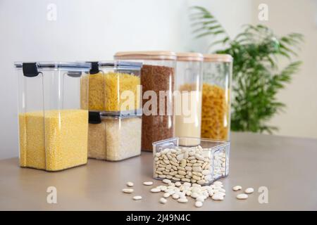 Behälter zur Lagerung von Schüttgütern in der Küche. Selektiver Fokus auf eine Dose Bohnen. Stockfoto