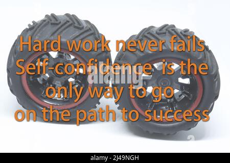 Harte Arbeit scheitert nie Selbstvertrauen ist der einzige Weg, um auf dem Weg zum Erfolg zu gehen. Text. Verwischen Sie den Reifenhintergrund Stockfoto