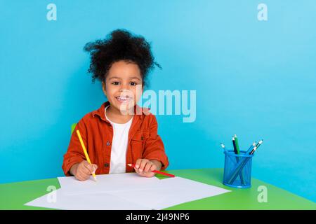 Foto von gute Laune talentierte kleine Mädchen Zukunft qualifizierte Künstler Malerei Bild Zukunft isoliert auf blauem Hintergrund Stockfoto