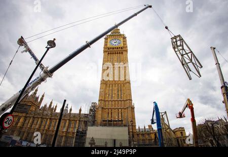 London, Großbritannien. 13. April 2022. Eines der letzten Teile des hoch aufragenden Felsens wird vom ikonischen Wahrzeichen Big Ben entfernt. Die Arbeiten waren für 2021 geplant, wurden aber durch die Pandemie verzögert. Liebevoll auf der ganzen Welt als Big Ben bekannt und seit 2017 in Gerüste gehüllt, wird der Elizabeth Tower vom vergoldeten Kreuz und der Kugel an seiner Spitze bis zum unteren Ende seiner 334-stufigen Treppe repariert.Restaurierungsarbeiten am Big Ben. Kredit: Karl Black/Alamy Live Nachrichten Stockfoto