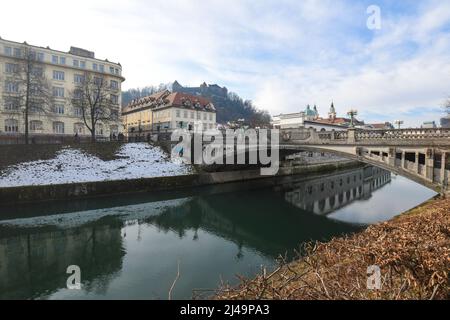 Ljubljana: Drachenbrücke über den Fluss Ljubljanica, im Hintergrund die Burg von Ljubljana. Slowenien Stockfoto