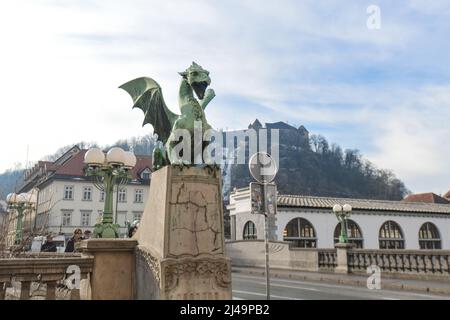 Ljubljana: Drachenbrücke, mit der Burg im Hintergrund. Slowenien Stockfoto