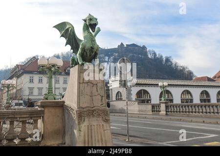 Ljubljana: Drachenbrücke, mit der Burg im Hintergrund. Slowenien Stockfoto