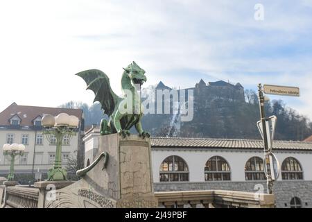 Ljubljana: Drachenbrücke, mit der Burg im Hintergrund. Slowenien Stockfoto