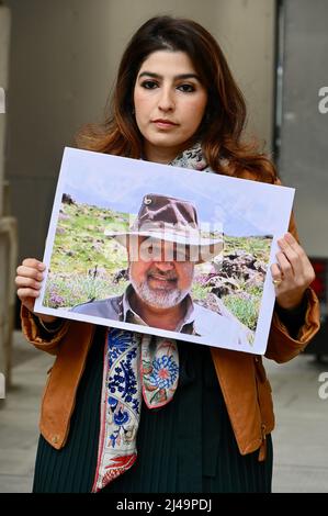 London, Großbritannien. Roxanne Tahbaz protestierte vor dem Auswärtigen Amt mit der Bitte, ihren Vater Morah Tahbaz aus dem Gefängnis im Iran zu entlassen. Dieser Protest findet genau vier Wochen nach der Freilassung von Nazanin Zaghari Ratcliffe und Anoosheh Ashoori statt.Amnesty UK unterstützt die Bemühungen der Tahbaz-Familie und wird am 13.. April die Kampagne IT's No-One Left Behind starten, in der die britische Regierung aufgefordert wird, ihre Bemühungen um die Freilassung aller Briten zu verstärken Im Iran willkürlich inhaftierte Staatsbürger. Kredit: michael melia/Alamy Live Nachrichten Stockfoto