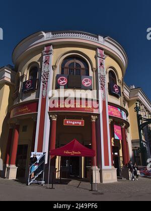 Vorderansicht des Eingangs zum Wachsmuseum Madame Tussauds im Freizeitpark Wurstelprater in Wien, Österreich mit Logo am sonnigen Frühlingstag. Stockfoto