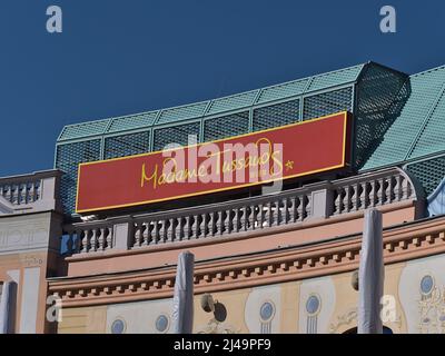 Blick auf das Wachsmuseum Madame Tussauds im Wurstelprater in Wien, Österreich mit Schild und Logo auf dem Gebäude an sonnigen Frühlingstag. Stockfoto