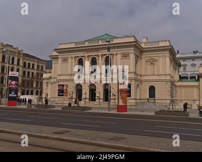 Ansicht des beliebten Museums Albertina Modern (zeitgenössische Kunst) im Künstlerhaus Wien nahe dem Karlsplatz im historischen Zentrum von Wien, Österreich. Stockfoto