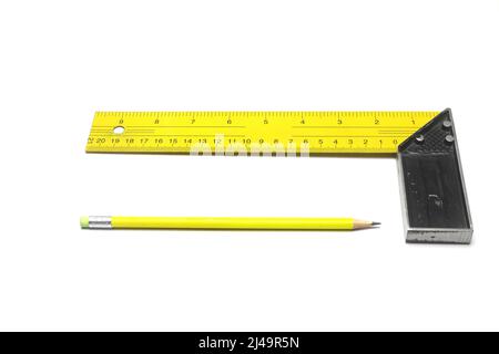 Gelbes Maßband für Werkzeug Roulette oder Lineal. Maßband in Zentimetern. Kassettenmessgerät isoliert auf schwarzem Hintergrund eingestellt. Stockfoto