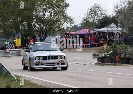 Historische Rallye Costa Brava 2022 - BMW M3 im zeitgesteuerten Straßenabschnitt in Girona, Spanien Stockfoto