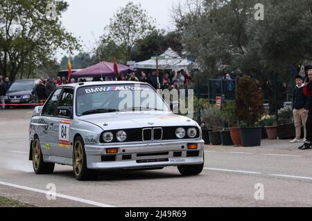 Historische Rallye Costa Brava 2022 - BMW M3 im zeitgesteuerten Straßenabschnitt in Girona, Spanien Stockfoto