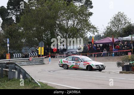 Historische Rallye Costa Brava 2022 - BMW E30 320i im zeitgesteuerten Straßenabschnitt in Girona, Spanien Stockfoto