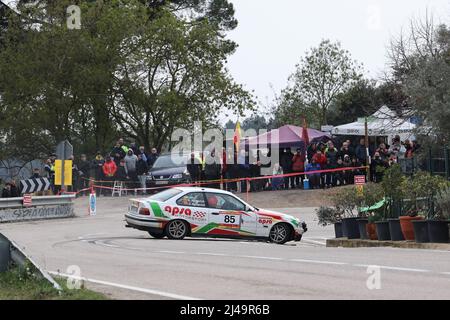 Historische Rallye Costa Brava 2022 - BMW E30 320i im zeitgesteuerten Straßenabschnitt in Girona, Spanien Stockfoto