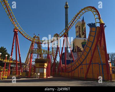 Blick auf die geschlossene Achterbahn Boomerang im Freizeitpark Wurstelprater in der Nähe des Wiener Praters in Wien, Österreich am sonnigen Frühlingstag mit Fallturm. Stockfoto