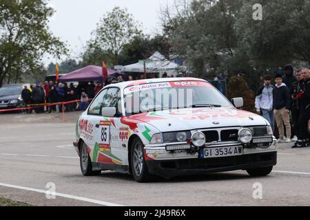 Historische Rallye Costa Brava 2022 - BMW E30 320i im zeitgesteuerten Straßenabschnitt in Girona, Spanien Stockfoto