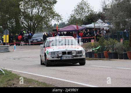 Historische Rallye Costa Brava 2022 - BMW E30 320i im zeitgesteuerten Straßenabschnitt in Girona, Spanien Stockfoto