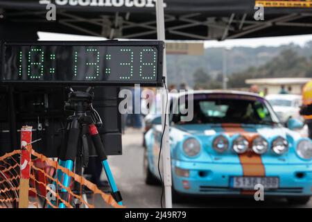 Historische Rallye Costa Brava 2022 - Porsche 911 im zeitgesteuerten Streckenabschnitt in Girona, Spanien Stockfoto