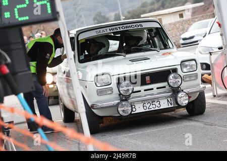 Historische Rallye Costa Brava 2022 - Seat 127 Oldtimer im zeitgesteuerten Straßenabschnitt in Girona, Spanien Stockfoto