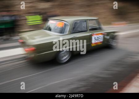 Historische Rallye Costa Brava 2022 - Lancia Oldtimer im zeitgesteuerten Straßenabschnitt in Girona, Spanien Stockfoto