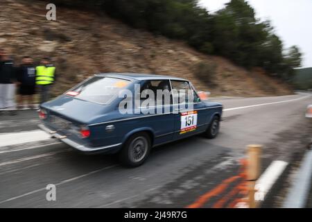 Historische Rallye Costa Brava 2022 - BMW Oldtimer im zeitgesteuerten Streckenabschnitt in Girona, Spanien Stockfoto