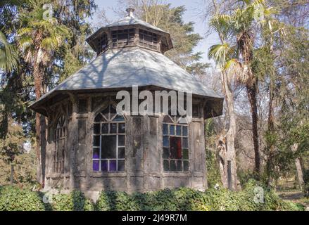 Kleines Gebäude in einem Park in Madrid, der Hauptstadt Spaniens Stockfoto