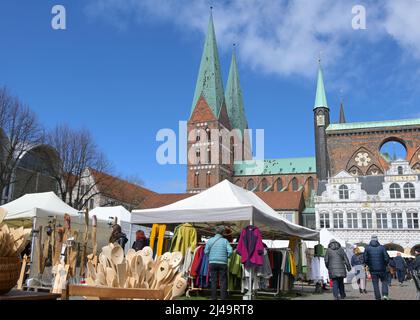 Lübeck, 10. April 2022: Kunst- und Handwerksmarkt mit Holzprodukten und Bekleidung in Zelten und Ständen in der Innenstadt, im Rathaus und in St. Mary Stockfoto