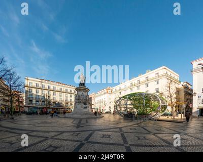 Lissabon, Portugal - November, 2021 : das Camões-Denkmal befindet sich am Luís de Camões Platz im Stadtteil Chiado an sonnigen Wintertagen mit blauem Himmel Stockfoto