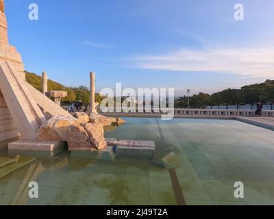 Lissabon, Portugal - November, 2021 : die Hauptstrasse des Parks Eduardo VII, mit Lissabon und dem Fluss Tejo im Hintergrund Stockfoto