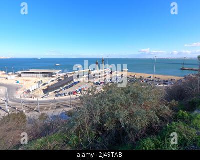 Almada, Portugal - November, 2021 : Dom Fernando II e Glória, eine aus Holz geschälte Fregatte der portugiesischen Marine mit 50 Pistolen, die am Fluss Tejo neben Lis andockte Stockfoto