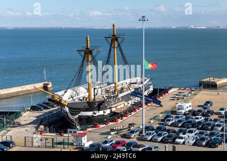 Almada, Portugal - November, 2021 : Dom Fernando II e Glória, eine aus Holz geschälte Fregatte der portugiesischen Marine mit 50 Pistolen, die am Fluss Tejo neben Lis andockte Stockfoto