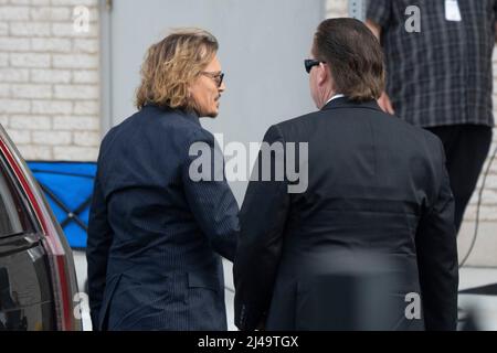 13. April 2022- Fairfax, VA- der Schauspieler Johnny Depp kommt wegen seines Anti-Diffamierungsverfahrens im Fairfax County Courthouse an. Foto: Chris Kleponis/Sipa USA Stockfoto