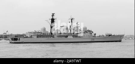 D96 - HMS Gloucester ein Zerstörer der Royal 42 Navy vom Typ 3, der nach Portsmouth Harbour, Portsmouth, Hampshire, England, UK eindringt. Stockfoto