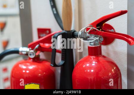 Nahaufnahme eines roten Feuerlöschers. Brandschutz Stockfoto