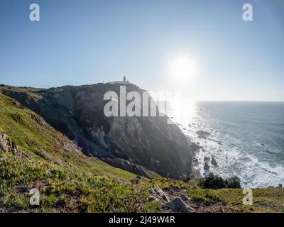 Cabo da Roca Klippen und Leuchtturm an der Küste des Atlantischen Ozeans mit atemberaubenden Wellen, eine Touristenattraktion und Grenze von Kontinentaleuropa, Portu Stockfoto