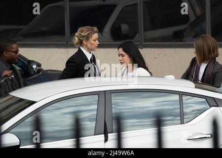 13. April 2022- Fairfax, VA- der Schauspieler Amber Heard (2. L) kommt wegen des von Johnny Depp im Fairfax County Courthouse eingebrachten Anti-Diffamierungsverfahrens vor. Foto: Chris Kleponis/Sipa USA Stockfoto