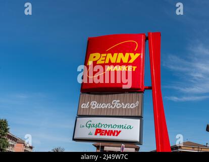 Baraccone, Alba, Italien - 07. April 2022: schild mit Penny Market Rabatt-Logo, Supermarkt deutscher Herkunft der Rewe Group.Tex: La Gastromonia di Penny Stockfoto