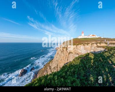 Cabo da Roca Klippen und Leuchtturm an der Küste des Atlantischen Ozeans mit atemberaubenden Wellen, eine Touristenattraktion und Grenze von Kontinentaleuropa, Portu Stockfoto