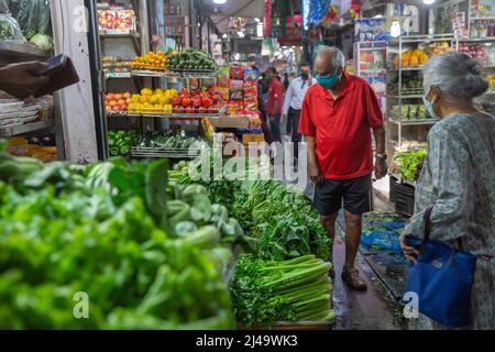 Neu-Delhi, Indien. 13. April 2022. Menschen kaufen auf einem Markt in Neu-Delhi, Indien, 13. April 2022 ein. Die indische Privatkundeninflation steigt im März auf 6,95 Prozent. Quelle: Javed Dar/Xinhua/Alamy Live News Stockfoto