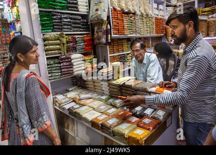 Neu-Delhi, Indien. 13. April 2022. Menschen kaufen auf einem Markt in Neu-Delhi, Indien, 13. April 2022 ein. Die indische Privatkundeninflation steigt im März auf 6,95 Prozent. Quelle: Javed Dar/Xinhua/Alamy Live News Stockfoto