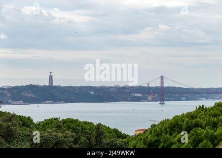 Cristo-Rei oder König-Christus-Heiligtum in Almada mit Blick auf den Fluss Tejo und die 25 de Abril Brücke, ikonische Wahrzeichen der Stadt Lissabon, Port Stockfoto