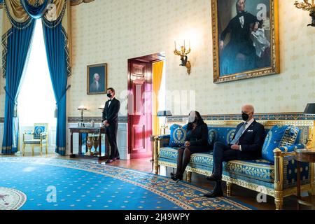 Präsident Joe Biden wartet am Freitag, den 25. Februar 2022, mit Richter Ketanji Brown Jackson im Blauen Raum, bevor sie ihre Nominierung beim Obersten Gerichtshof der Vereinigten Staaten bekannt gibt. (Offizielles Foto des Weißen Hauses von Adam Schultz) Stockfoto