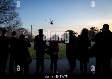 Marine One verlässt den South Lawn des Weißen Hauses am Freitag, den 4. März 2022, auf dem Weg zur Delaware Air National Guard Base in New Castle, Delaware. (Offizielles Foto des Weißen Hauses von Erin Scott) Stockfoto