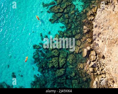 Luftbild und Kajakfahren in der Küstenlinie erste Linie in Es Arenals Strand in der Arenal Strand Küste in der Nähe es Caló d´es mort cala Strand, mit grünen wilden Stockfoto