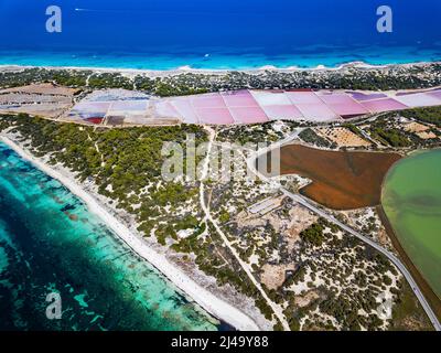 Luftaufnahme von Ses Salines d´en Marroig Salzteich Verdunstungssee Formentera Bunte Salzwerk Horizont auf den Balearen, Spanien. In der Frists Es Stockfoto